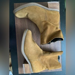 No Boundaries Trenda leather boots size 9 1/2 like new.